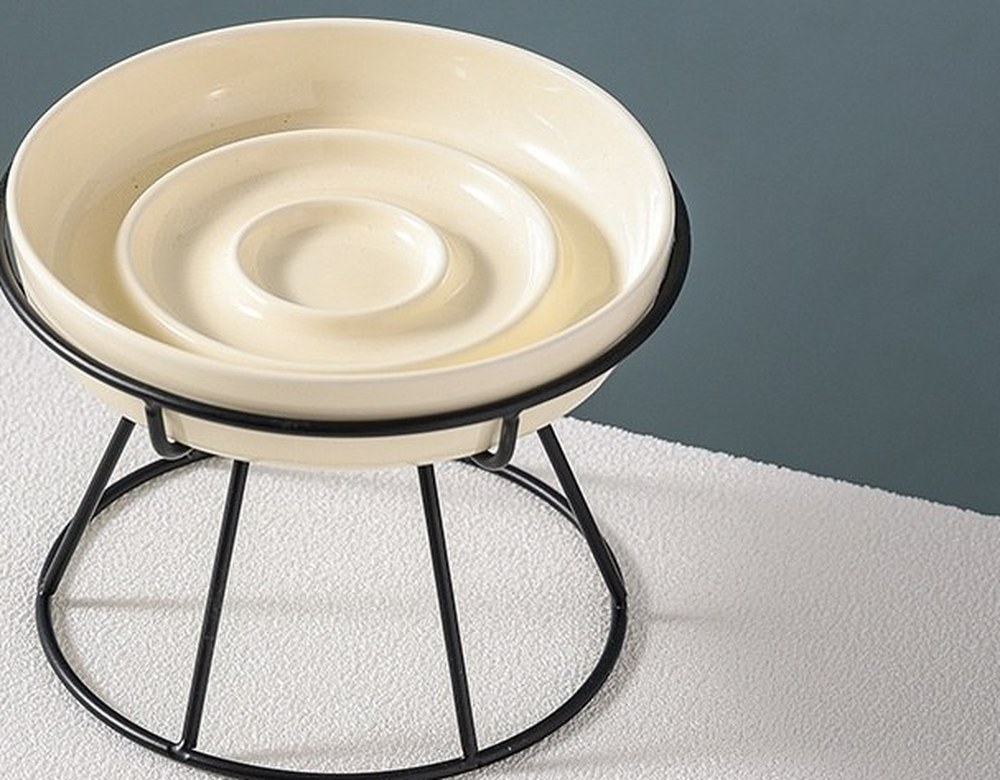 Beżowa ceramiczna miska dla kota ze wzorem spowalniającym jedzenie i stojakiem