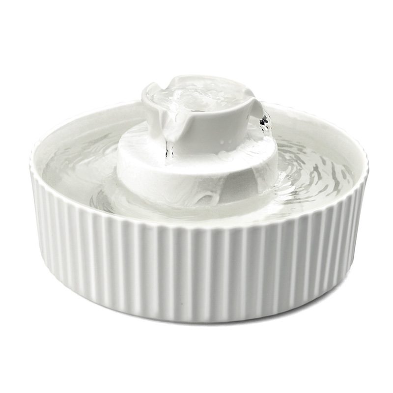 Biała ceramiczna fontanna dla kota Cake z otwartą misą i kaskadą
