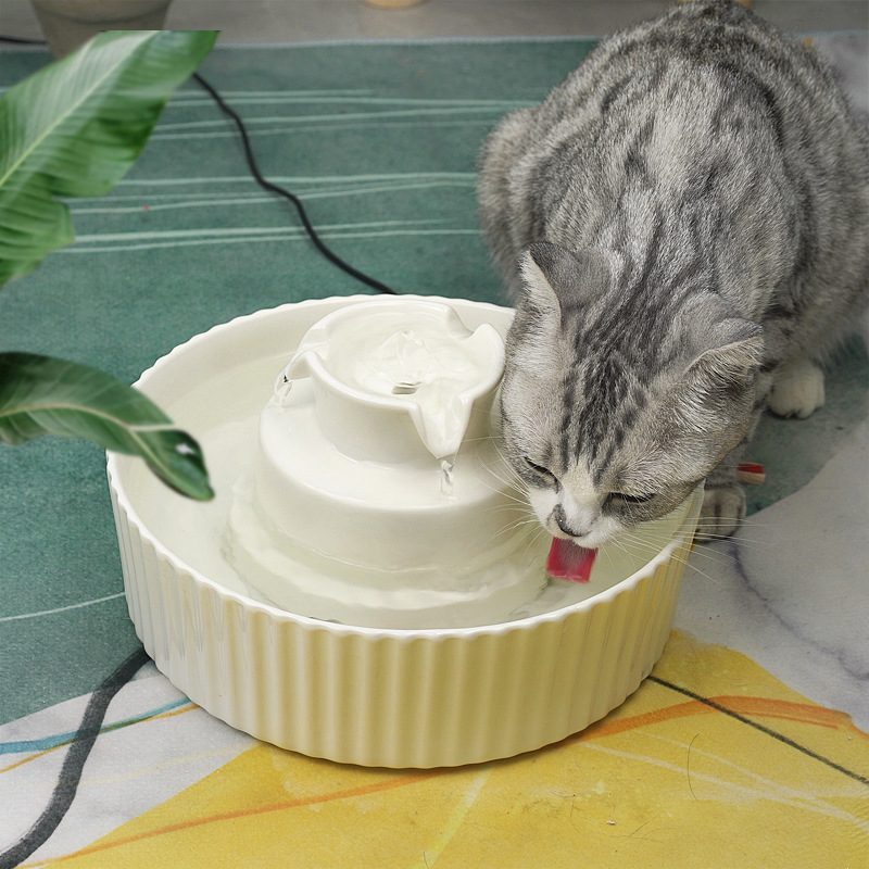 Biała ceramiczna fontanna dla kota Cake z otwartą misą i kaskadą — widok 3